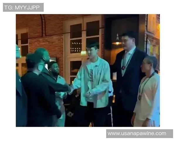 明星与姚明合影技巧揭秘谢霆锋示范错误应对尴尬瞬间 明星与姚明合影技巧揭秘谢霆锋示范错误应对尴尬瞬间